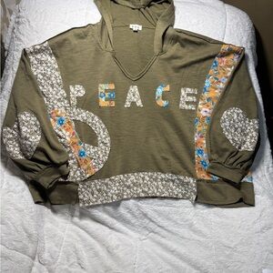 NWOT POL Sz M Olive Green Peace Women's Appliquéd Top